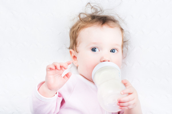bébé buvant du lait